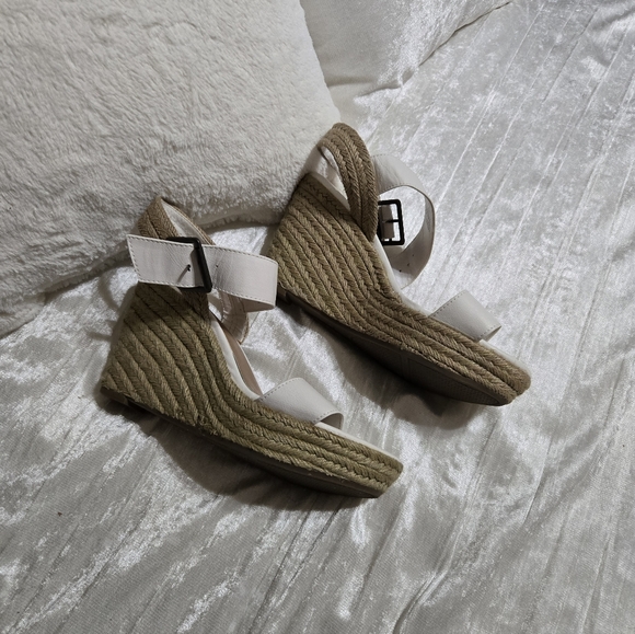 Kohl's White Espadrille Sandals Size 7 1/2 EUC Worn Once!! - Picture 2 of 6